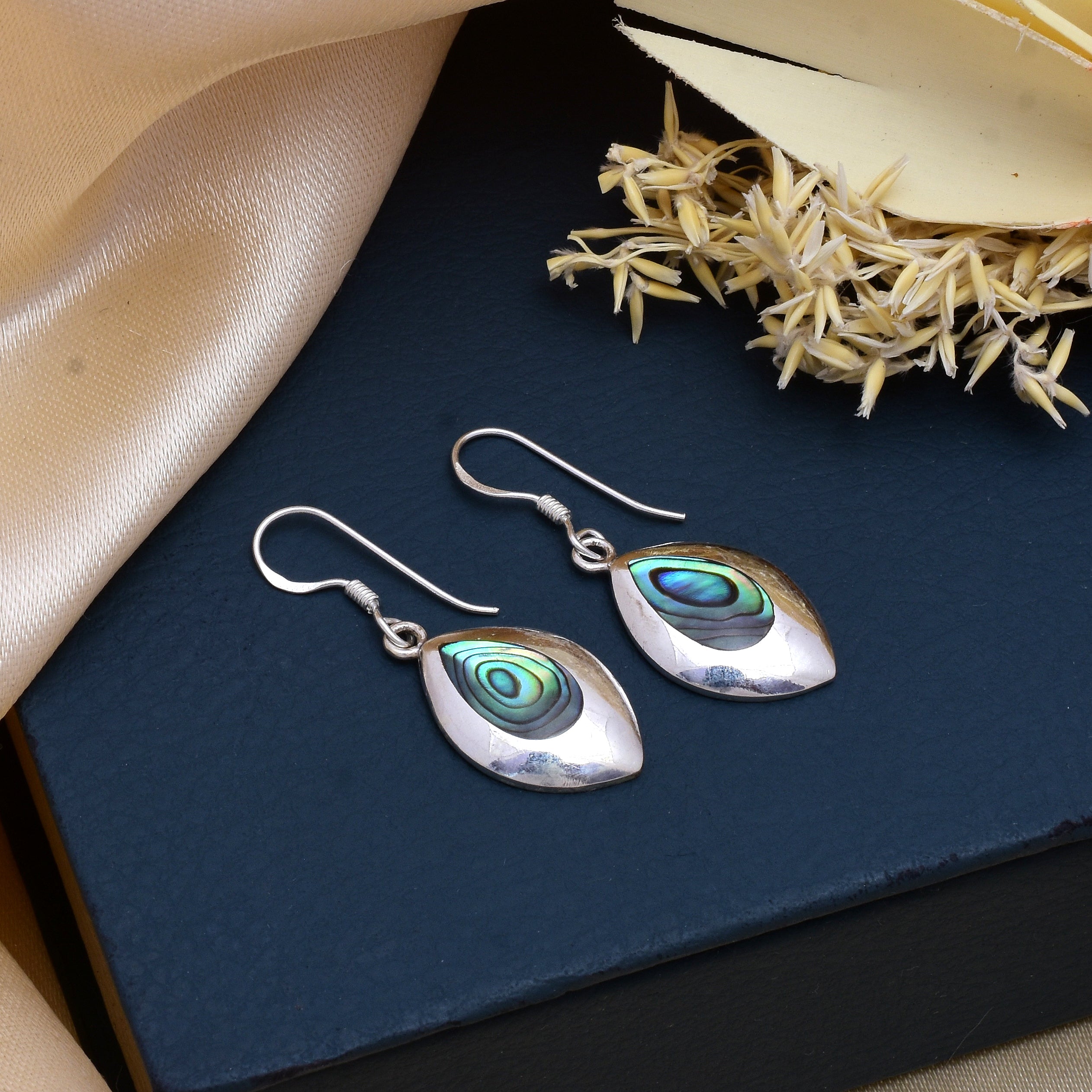 A Very Beautiful Natural MOP 925 Sterling Silver Earring